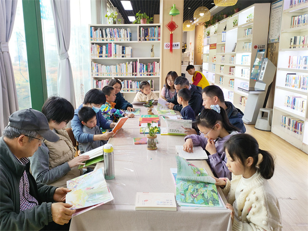 图一 读者们阅读与清明节有关的书籍.jpg