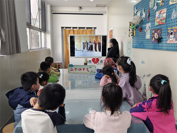 图四 绘声绘色悦故事活动在24H悦·书房开展.jpg