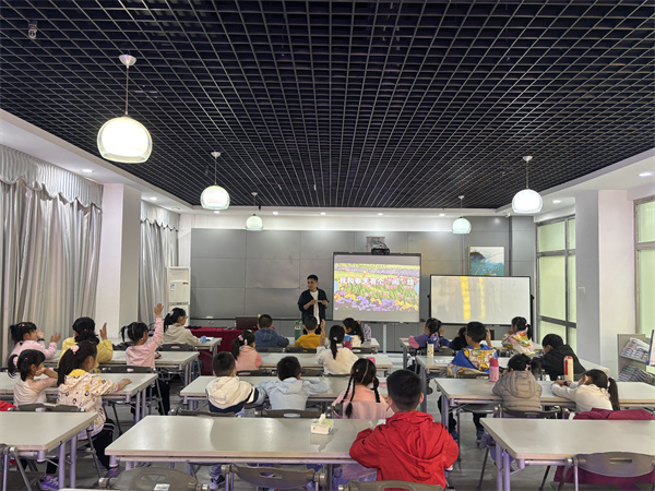 图一 老师讲解世界读书日的来历.jpg