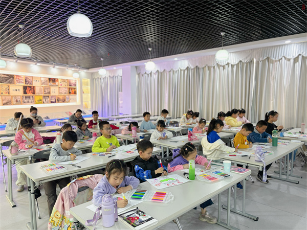 图二 孩子们开始绘画.jpg