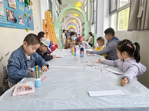 图一 孩子们手绘矿泉水腰封.jpg