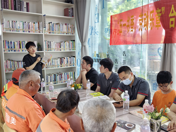 图四 老师介绍书籍.jpg
