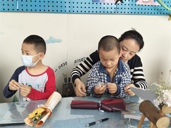图二 妈妈和孩子一直制作手工花束.jpg