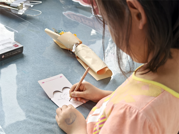 图三 孩子认真的制作母亲节贺卡.jpg