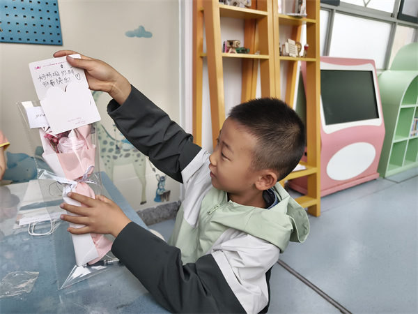 图四 孩子将卡片放进花束中.jpg
