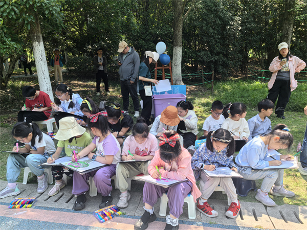 图八 孩子们现场作画.jpg