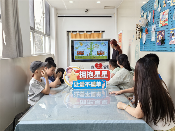 图一 老师带孩子们阅读电子绘本.jpg