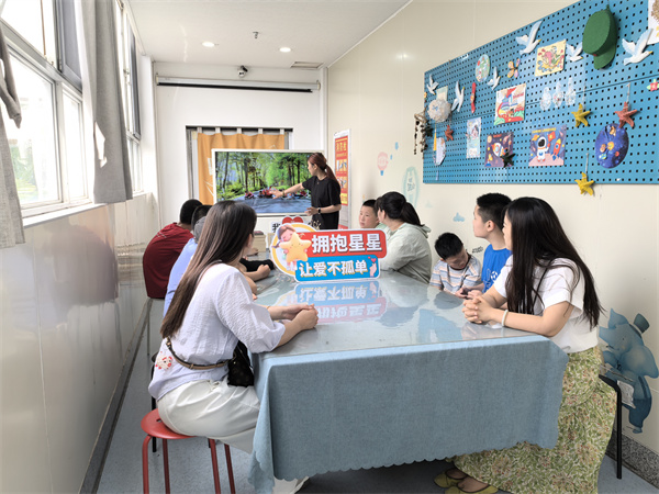 图二 大家一起翻看之前活动的照片.jpg