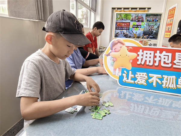 图三 孩子们认真地拼拼图.jpg