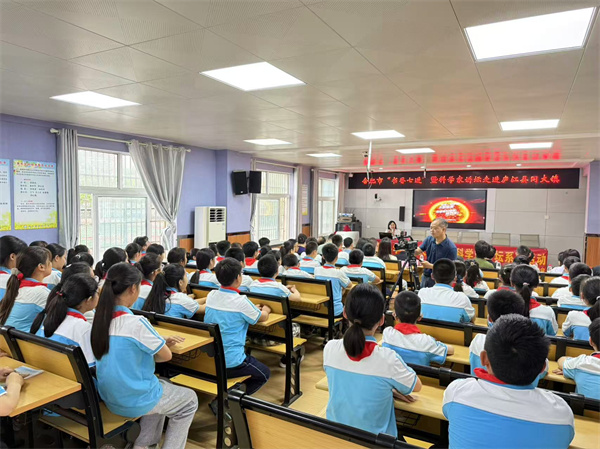 图六 讲座现场.jpg