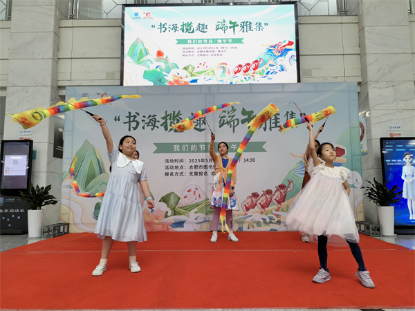 图二 小读者们体验”彩绸舞龙“.jpg