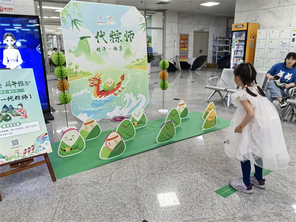 图四 小读者们体验“一代粽师”套圈.jpg