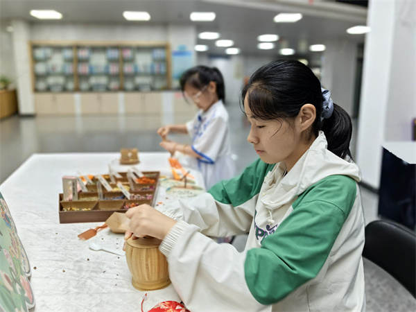 图五 小读者们制作端午香囊.jpg