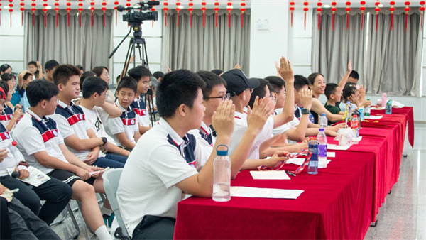 图三 孩子们举手回答问题.jpg