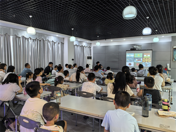 图五 讲座现场.jpg