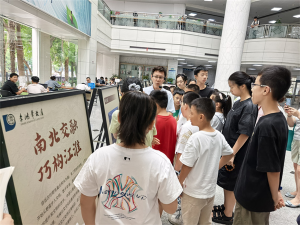 图一 李鸿章故居讲解员于昊老师讲解《南北交融 巧构江淮》展览.jpg