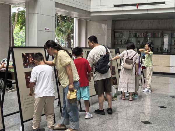 图二 读者们认真观看展览.jpg