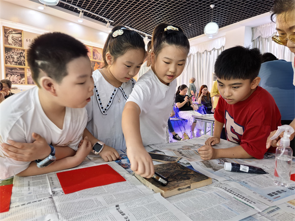 图三 读者们体验拓印技艺.jpg