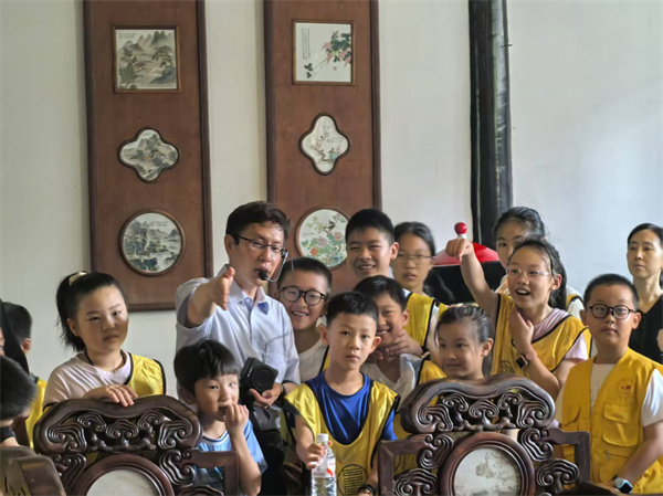 图六 李鸿章故居讲解员于昊老师借助福寿堂的摆设介绍了中式传统座次礼仪.jpg