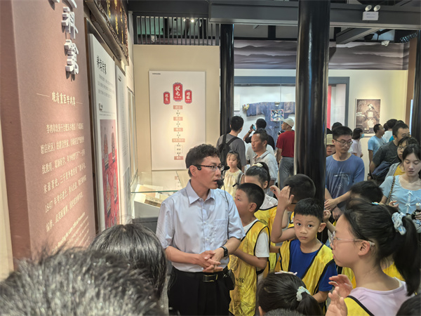 图七 李鸿章故居讲解员于昊老师介绍李鸿章个人事迹.jpg