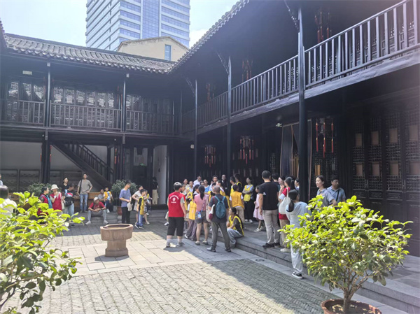 图八 读者们认真观察李鸿章故居的建筑.jpg