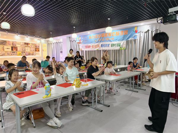 图二 老师讲述传统经典故事.jpg