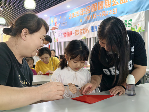 图三 老师指导小读者做剪纸.jpg