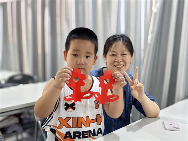 图六 展示剪纸.jpg