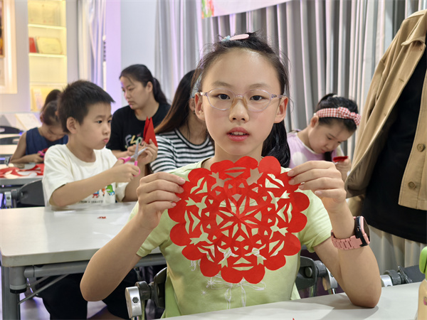 图七 展示剪纸.jpg