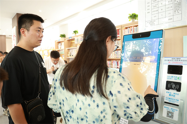 图五 读者们开始借阅书籍.jpg