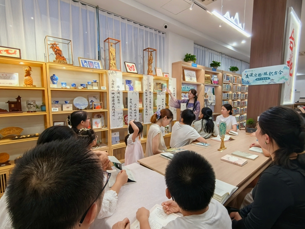 工作人员讲解.jpg