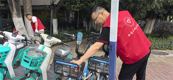 图一 党员职工们清理图书馆周围共享自行车内的垃圾.jpg