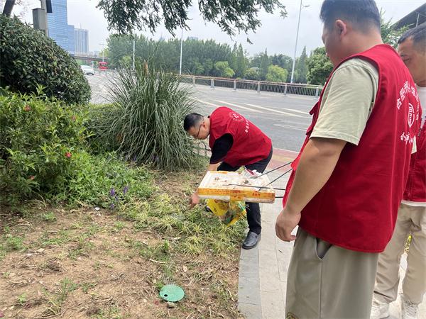 图四 对图书馆附近人行道旁的绿化带进行卫生清理.jpg