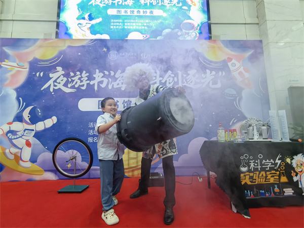 图二 “怪博士”带领孩子们体验空气炮.jpg