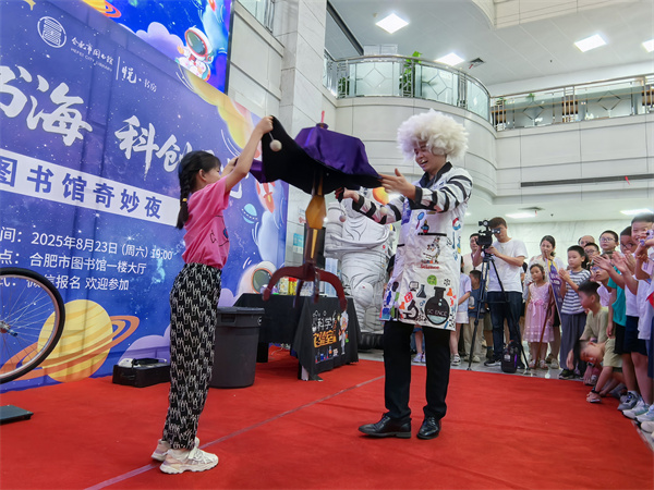 图三 悬浮的桌子引来孩子们兴奋的欢呼声.jpg