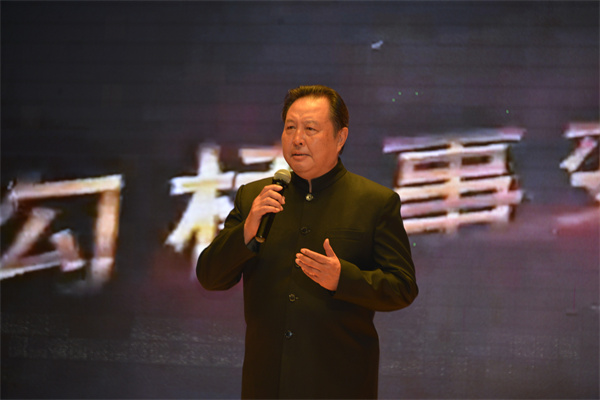 图六 许北雄老师带来诗朗诵《历史的丰碑》.jpg