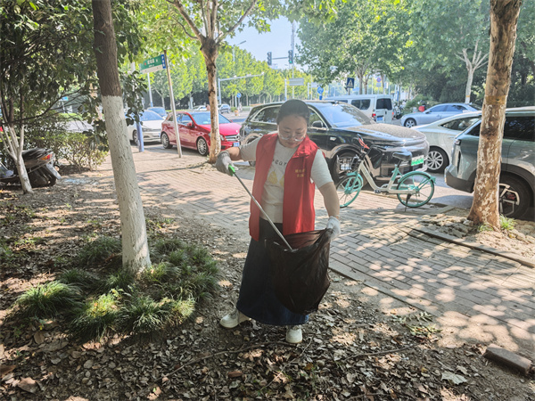 图二 党员志愿者们清理道路上的垃圾.jpg