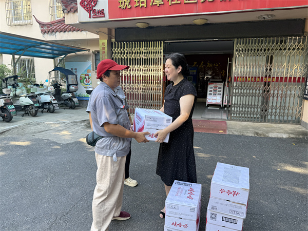 图七 为保洁阿姨送上矿泉水.jpg
