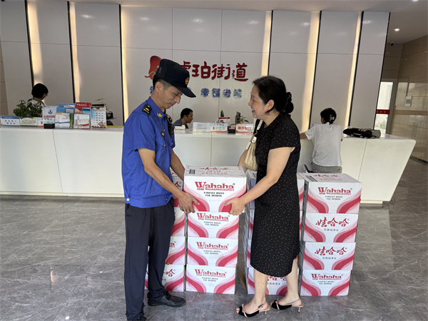 图九 为城管队员送上矿泉水.jpg