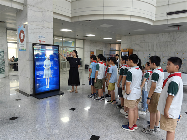 图一 合图管理员介绍AI馆员设备.jpg