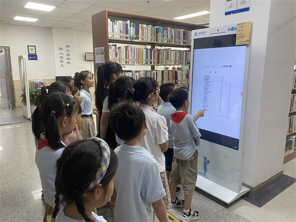 图二 小读者们学习如何查询图书.jpg