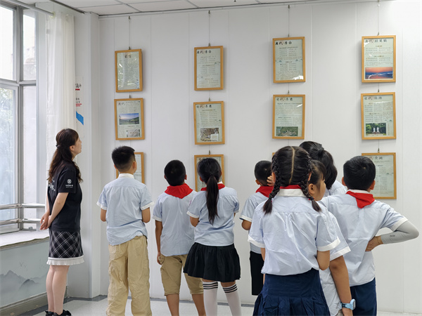 图三 小读者们参观文学阅览室.jpg