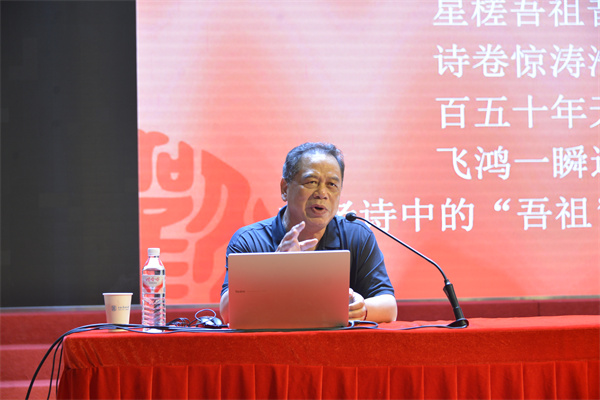 图四 安徽省新四军历史研究会学术委员会顾问、省委党史研究院原副院长施昌旺开展党史讲座.jpg