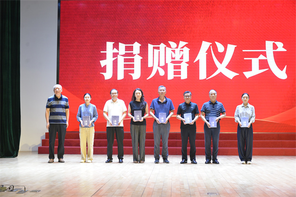 图二 季宇先生向合肥市图书馆等七家单位捐赠了其最新力作《不朽：刘铭传在台湾》.jpg
