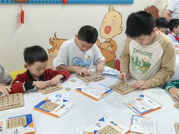 图二 环节二“华容道闯关”.jpg 图二 环节二“华容道闯关”.jpg