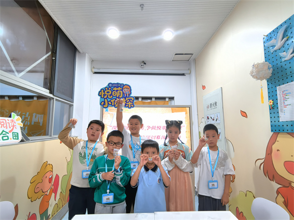 图四 获奖小侦探合照.jpg 图四 获奖小侦探合照.jpg