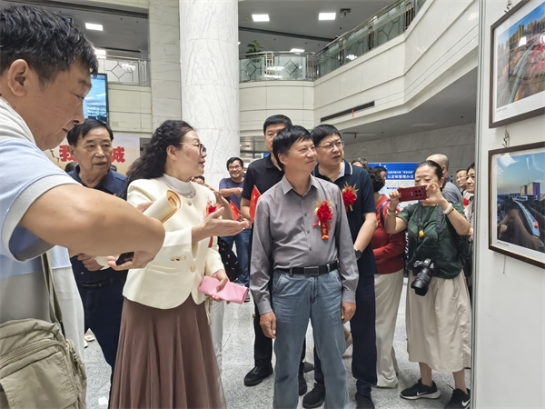 图二 到场嘉宾仔细聆听作品介绍.jpg