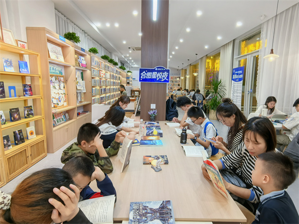 图二 读者们开启阅读时光.jpg