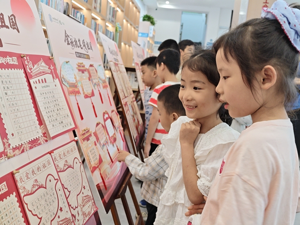 小读者参观展览.jpg