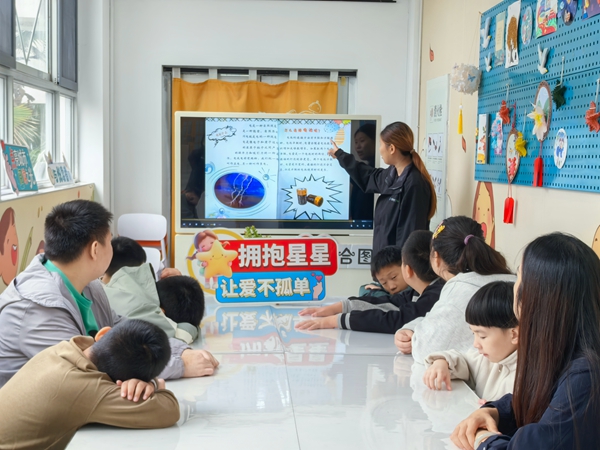 阅读绘本 (2).jpg 阅读绘本 (2).jpg